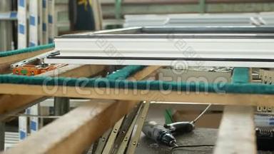 生产制造塑钢窗pvc，摆在桌上的是窗扇、螺丝刀，店铺是
